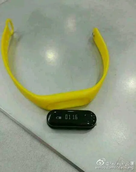 Xiaomi Mi Max и Mi Band 2 на хороших фото