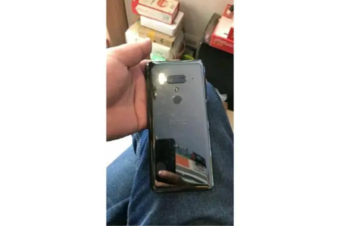 Зеркально сверкающий, с 4 сенсорами камер HTC U12+ позирует на фото