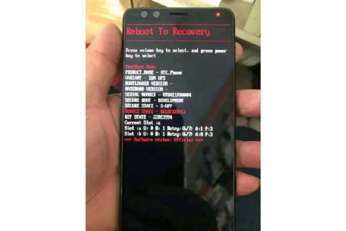 Зеркально сверкающий, с 4 сенсорами камер HTC U12+ позирует на фото