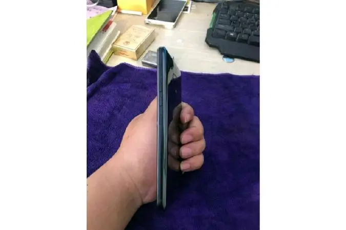 Зеркально сверкающий, с 4 сенсорами камер HTC U12+ позирует на фото