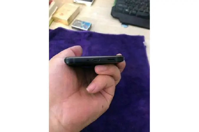 Зеркально сверкающий, с 4 сенсорами камер HTC U12+ позирует на фото