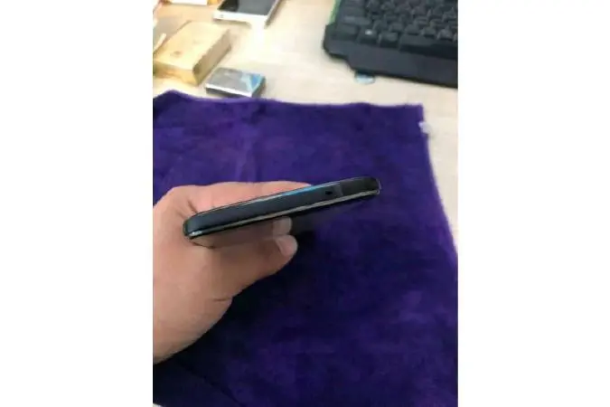 Зеркально сверкающий, с 4 сенсорами камер HTC U12+ позирует на фото