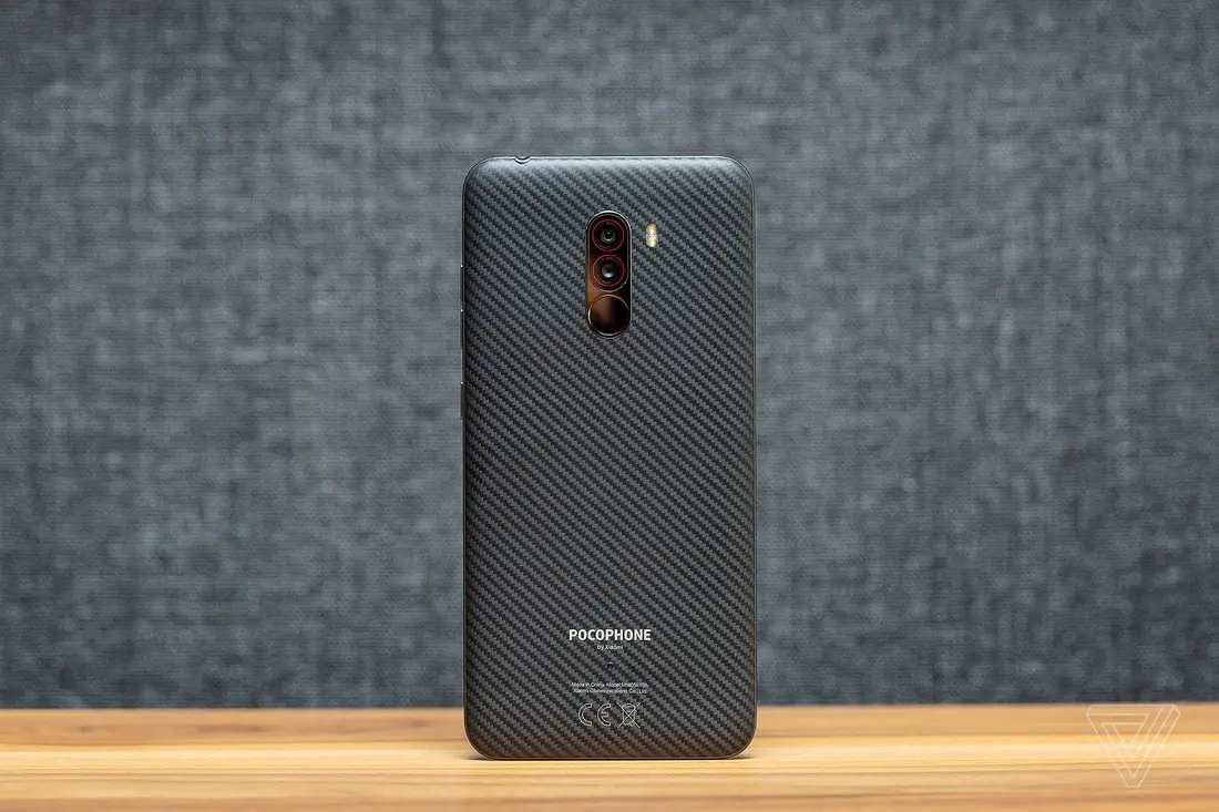 Xiaomi Poco F1 задал жару — реальный флагман за 300$