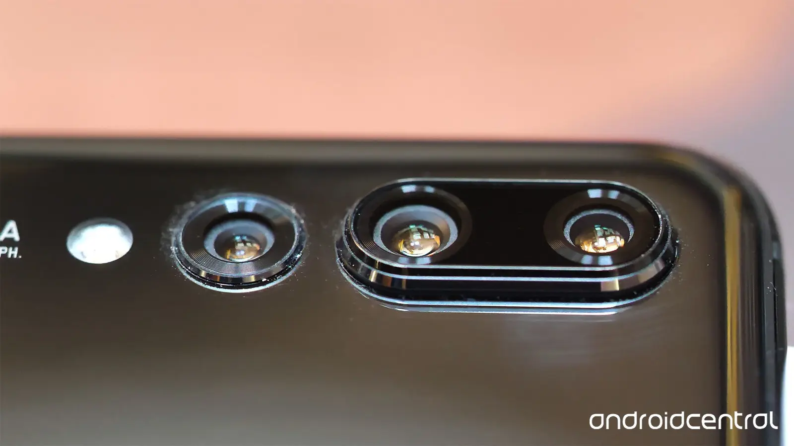 А чёлка у Huawei P20 отключаемая! Смартфон представлен официально