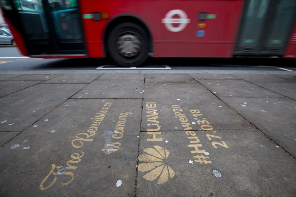 Huawei троллит Apple и&nbsp;Samsung рекламой P20