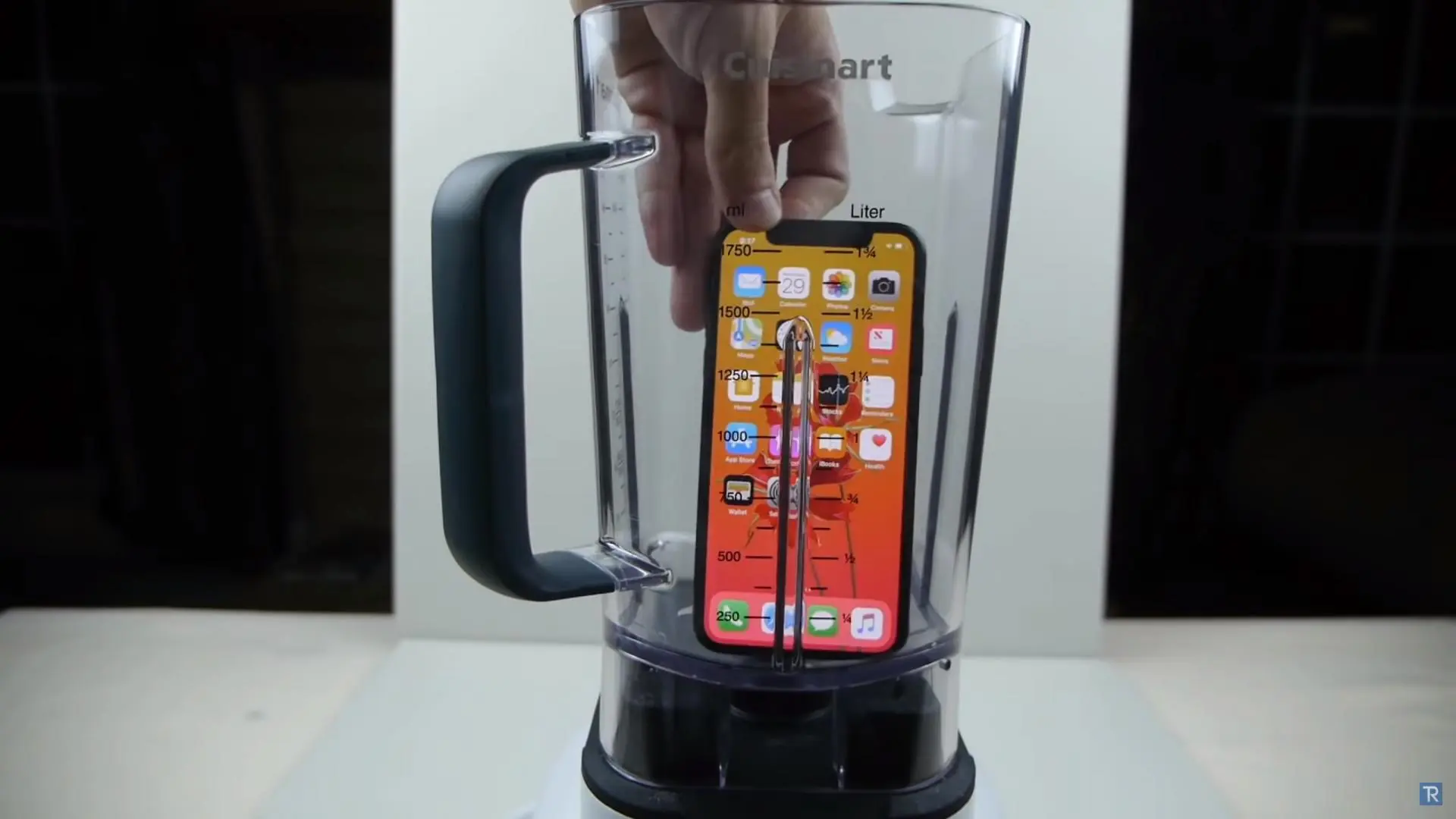 Что будет если размельчить iPhone X в блендере и выпить его?