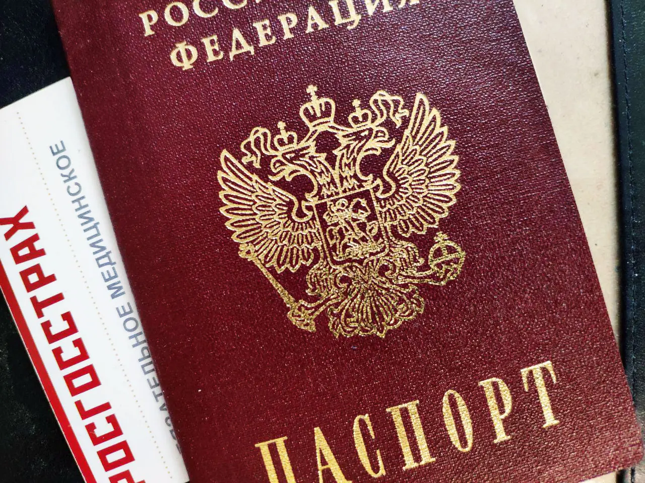 Мужчинам могут дать право запретить жене использовать фамилию после развода
