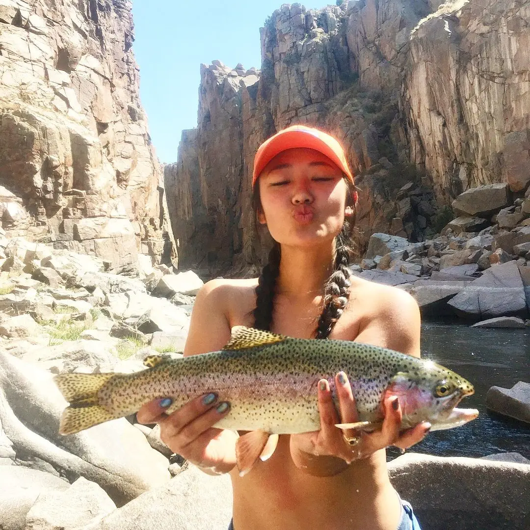 Обнажить грудь, чтобы прикрыть рыбой. Новый флешмоб #fishbra в Instagram