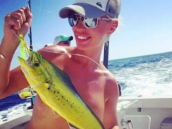 Обнажить грудь, чтобы прикрыть рыбой. Новый флешмоб #fishbra в Instagram