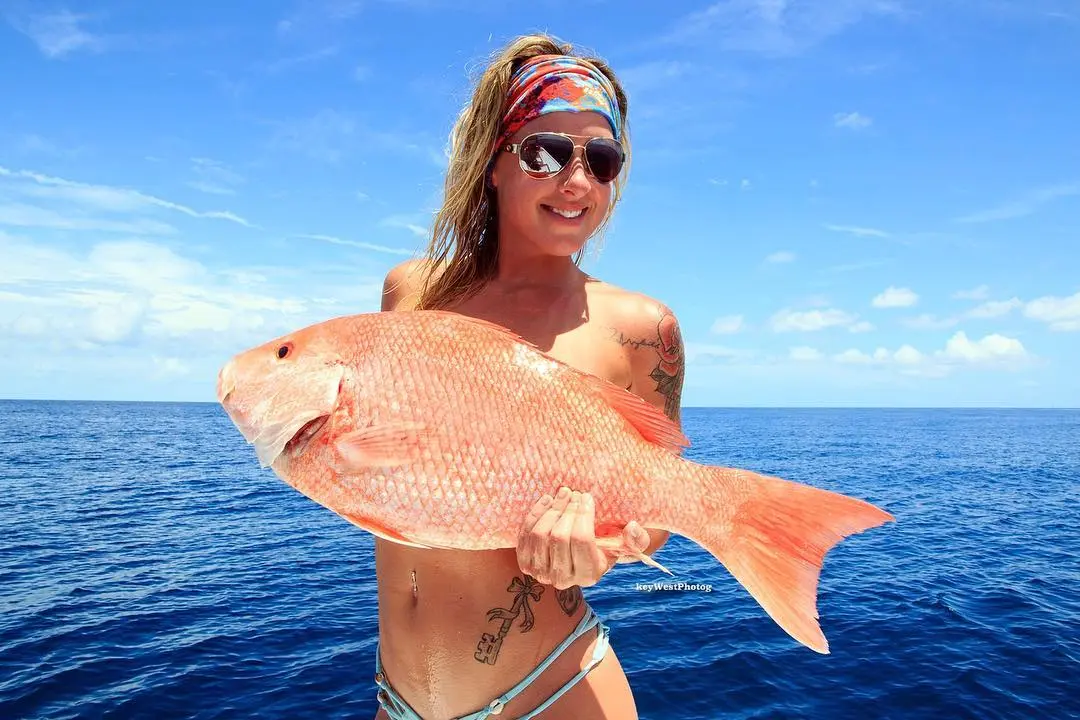 Обнажить грудь, чтобы прикрыть рыбой. Новый флешмоб #fishbra в Instagram