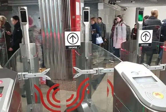 Турникеты в метро распознают наши лица