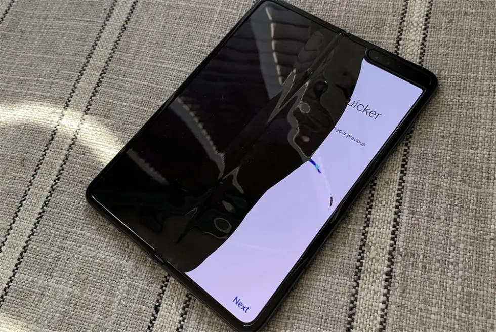 У Samsung Galaxy Fold обнаружились нюансы. Аппарат страдает