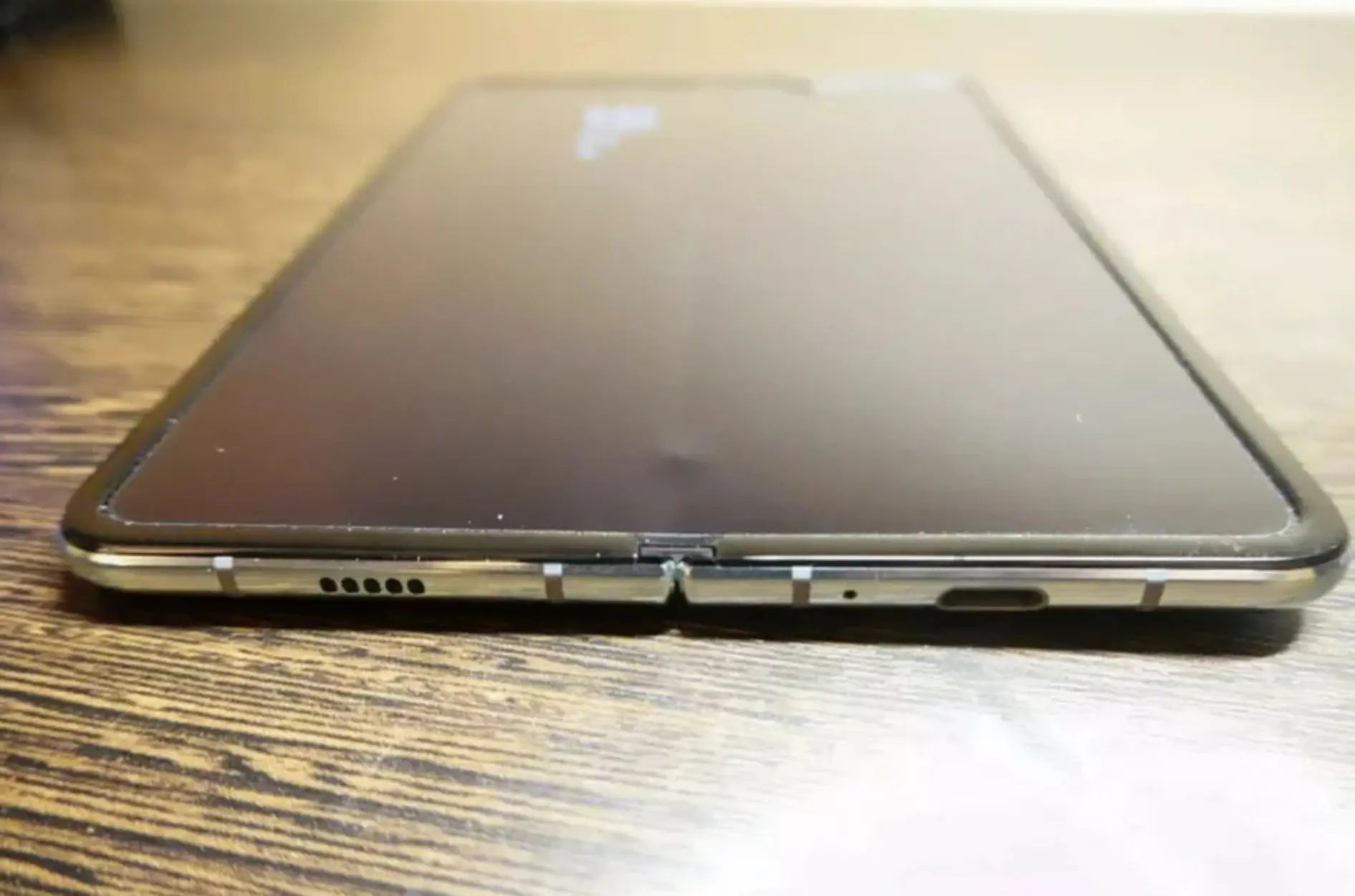 У Samsung Galaxy Fold обнаружились нюансы. Аппарат страдает