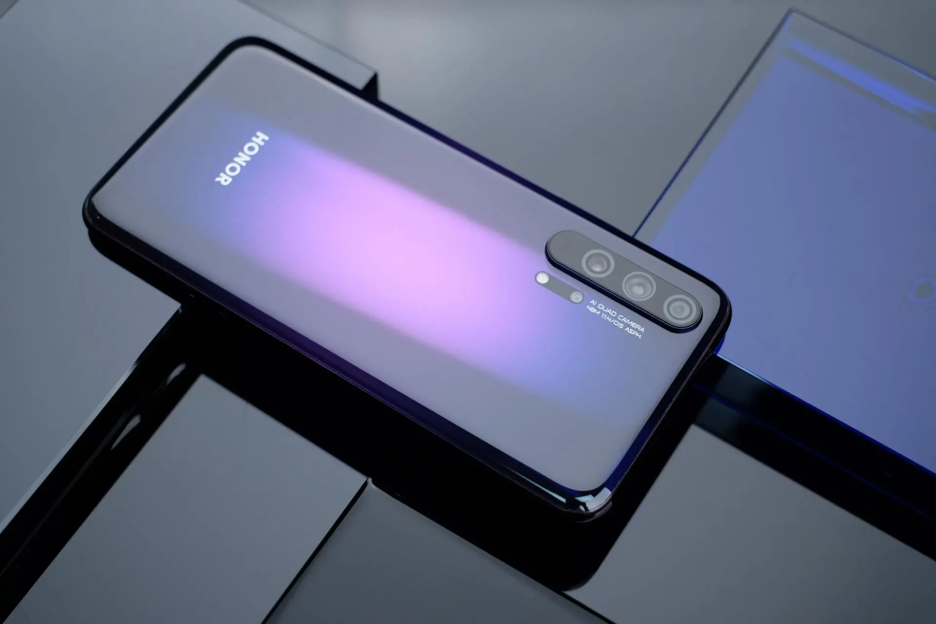 За смартфон Honor 20 Pro просят 34990 рублей