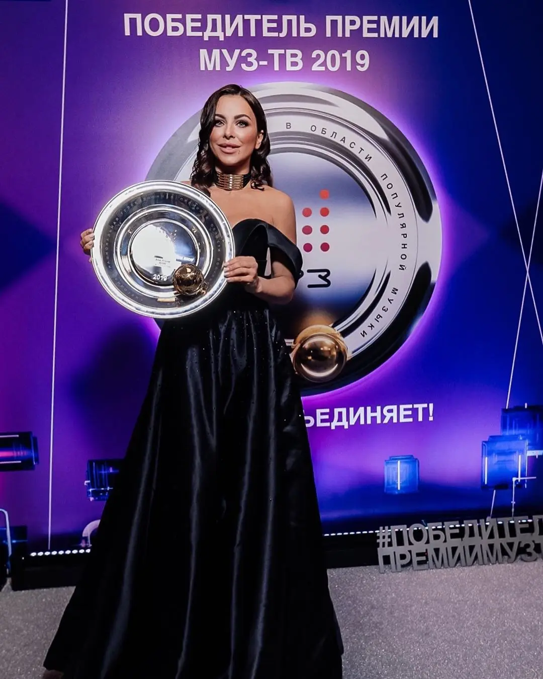 Ани Лорак поразила фанатов откровенным декольте&nbsp;на&nbsp;премии Муз-ТВ