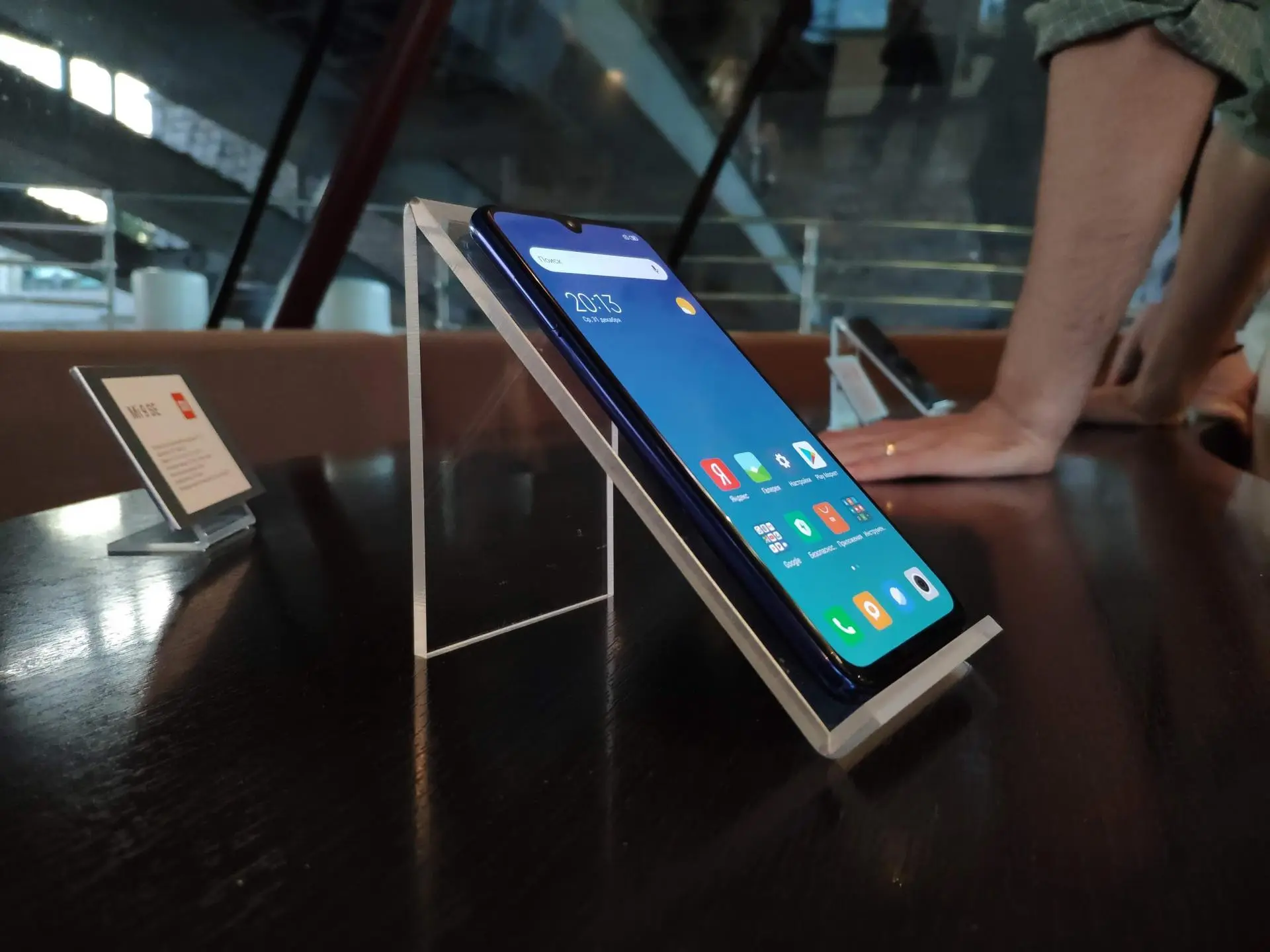 Xiaomi запустила в продажу Mi 9 SE — доступный флагман