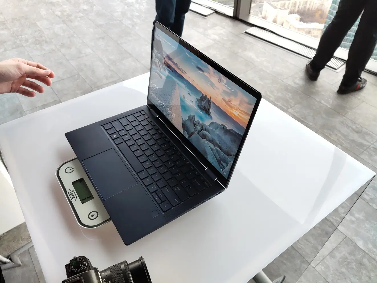 HP показала очень тонкий и лёгкий, но производительный ноутбук. Менее 1 кг веса