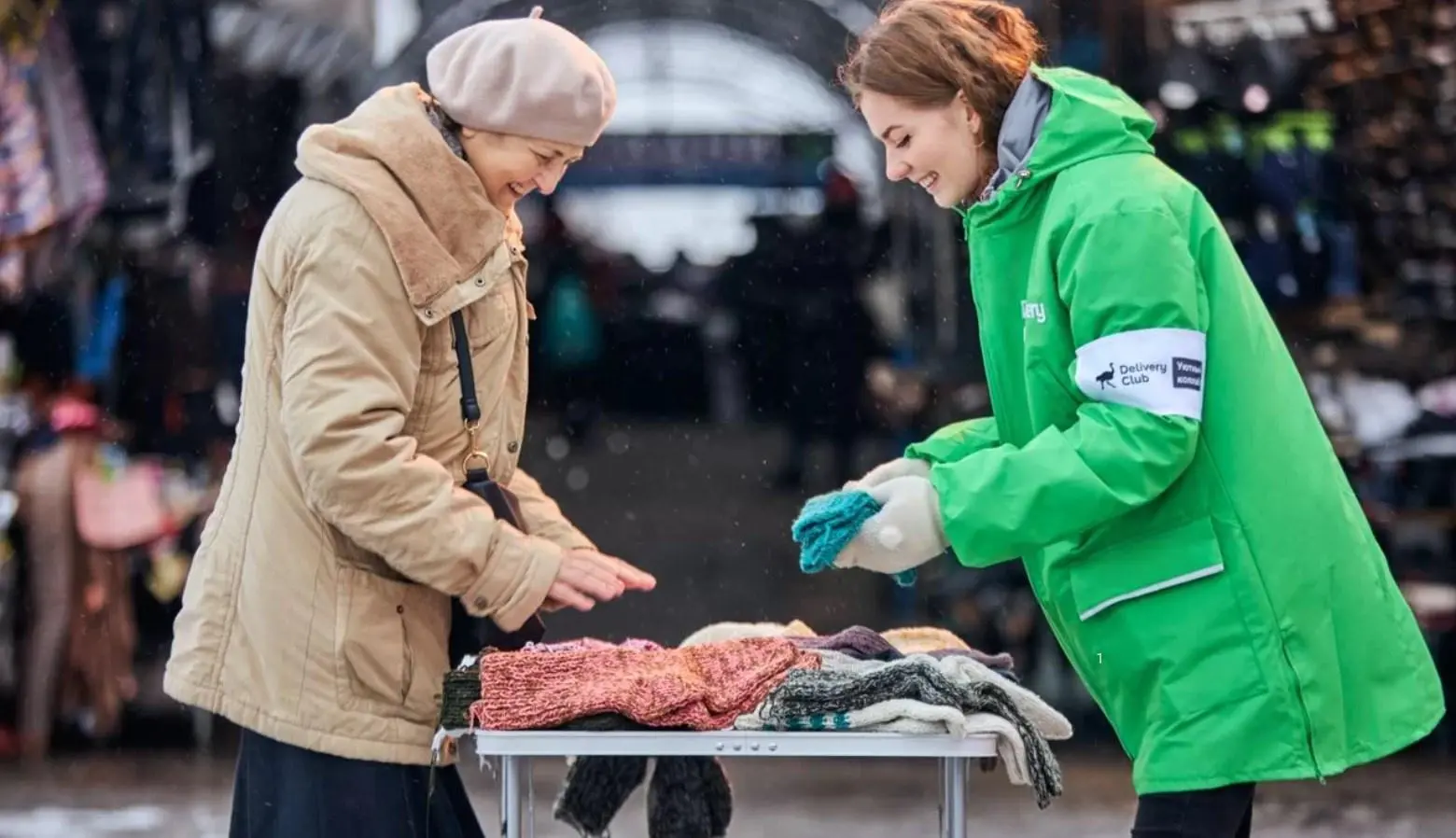 Delivery Club планирует скупить вязаные вещи у бабушек — поддержать пенсионеров и утеплить своих курьеров