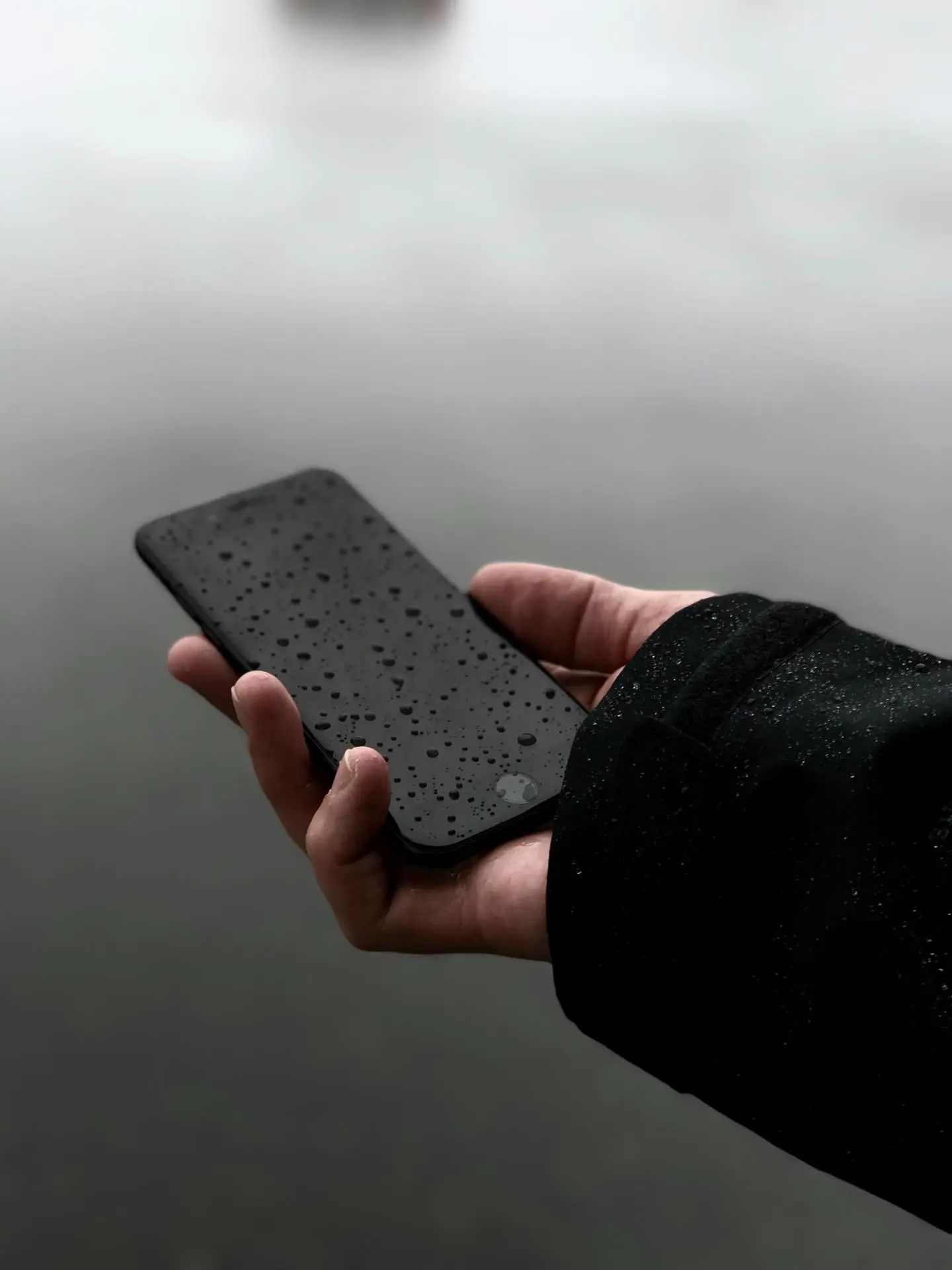 Упавший в ванну iPhone убил током свою хозяйку в России