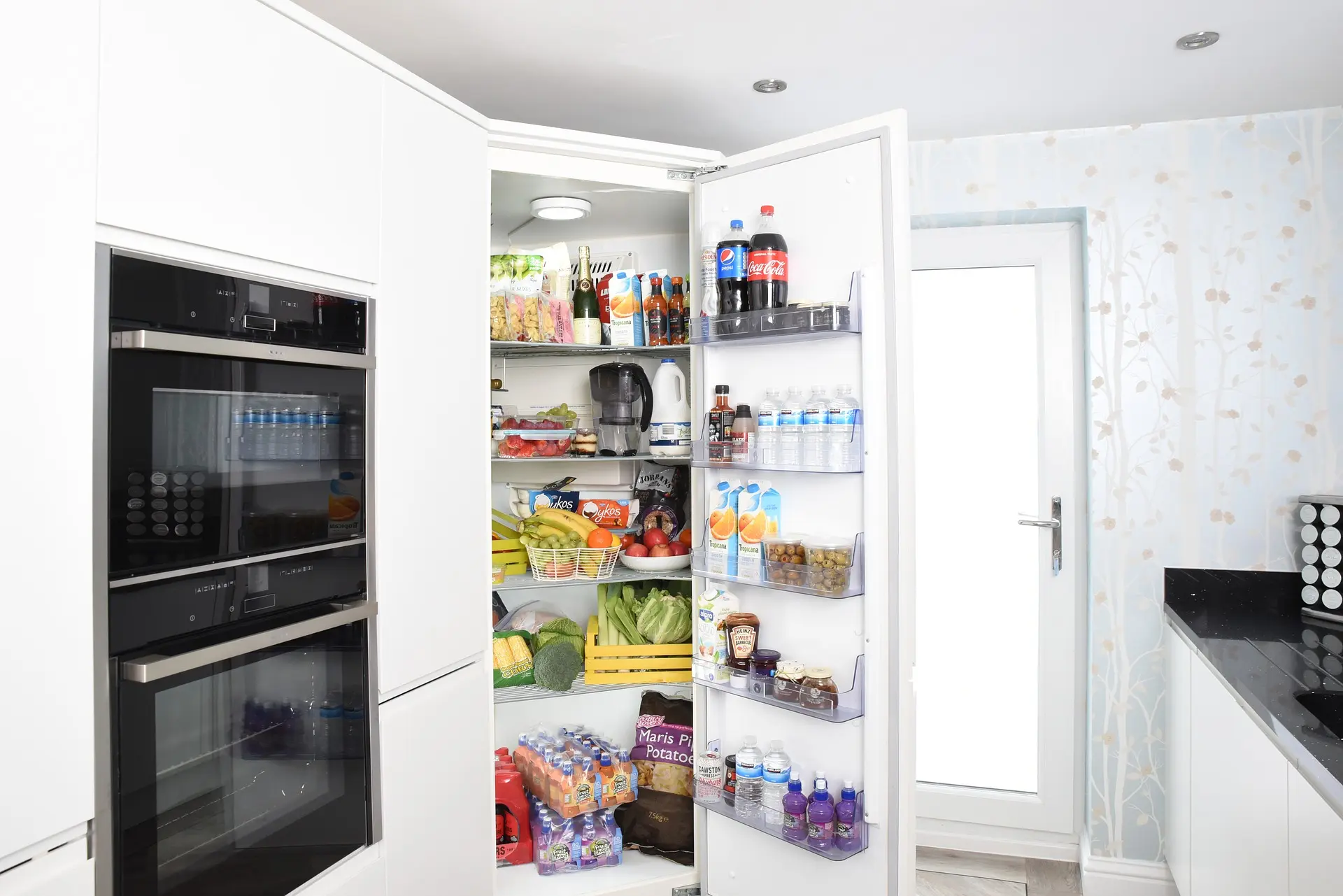 Как правильно складывать продукты в холодильник?
