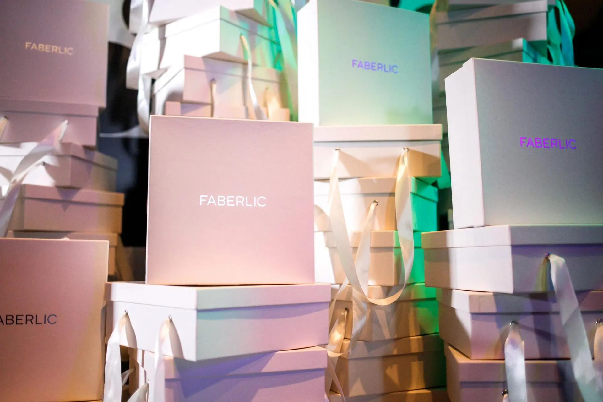 Трендовые Glamour, Romantic, Minimalism, а также Faberlic Men в новом сезоне весна/лето 2020 от Faberlic