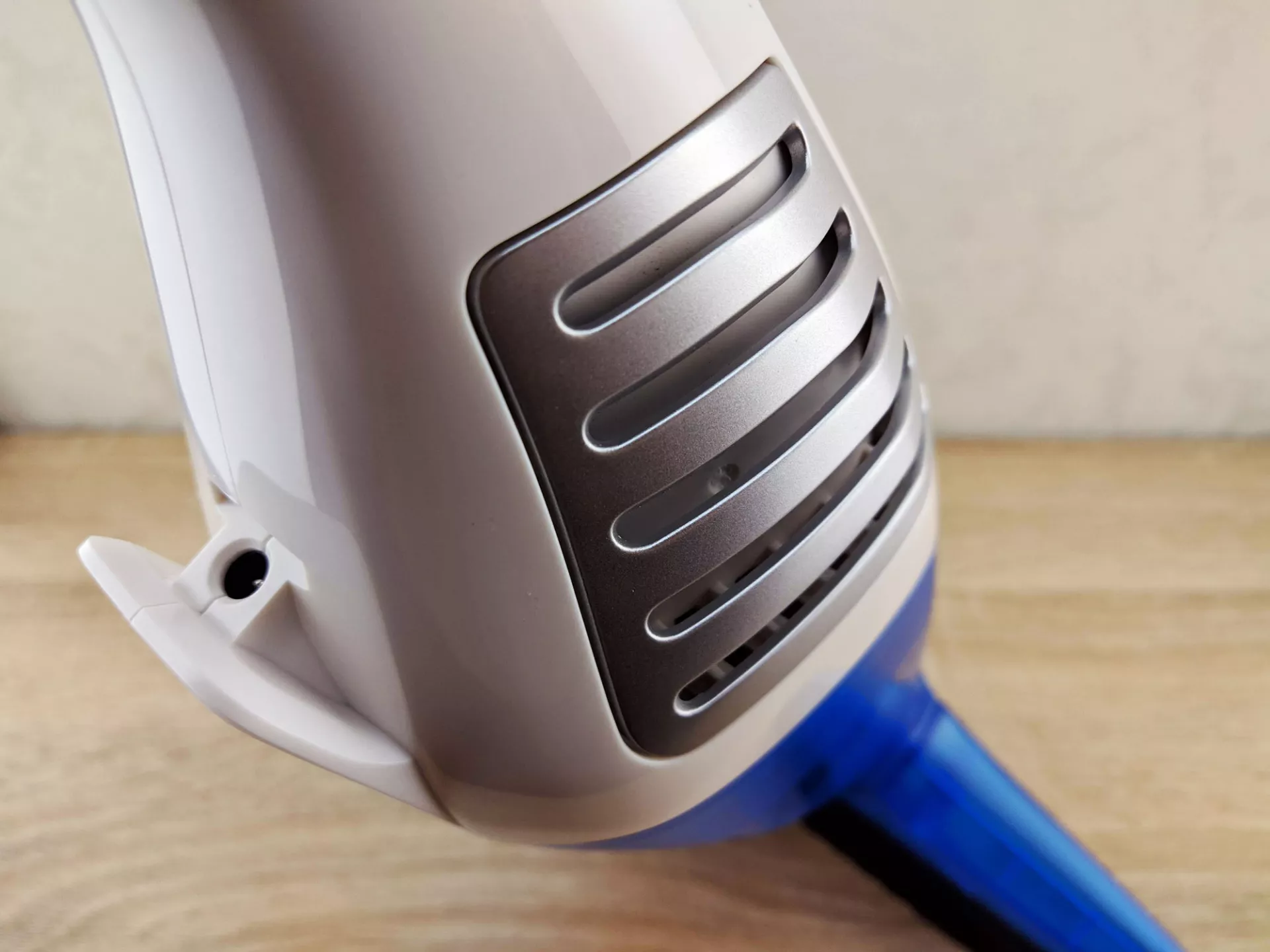 Тест-драйв ручного стеклоочистителя Hoover jwc60b6 019