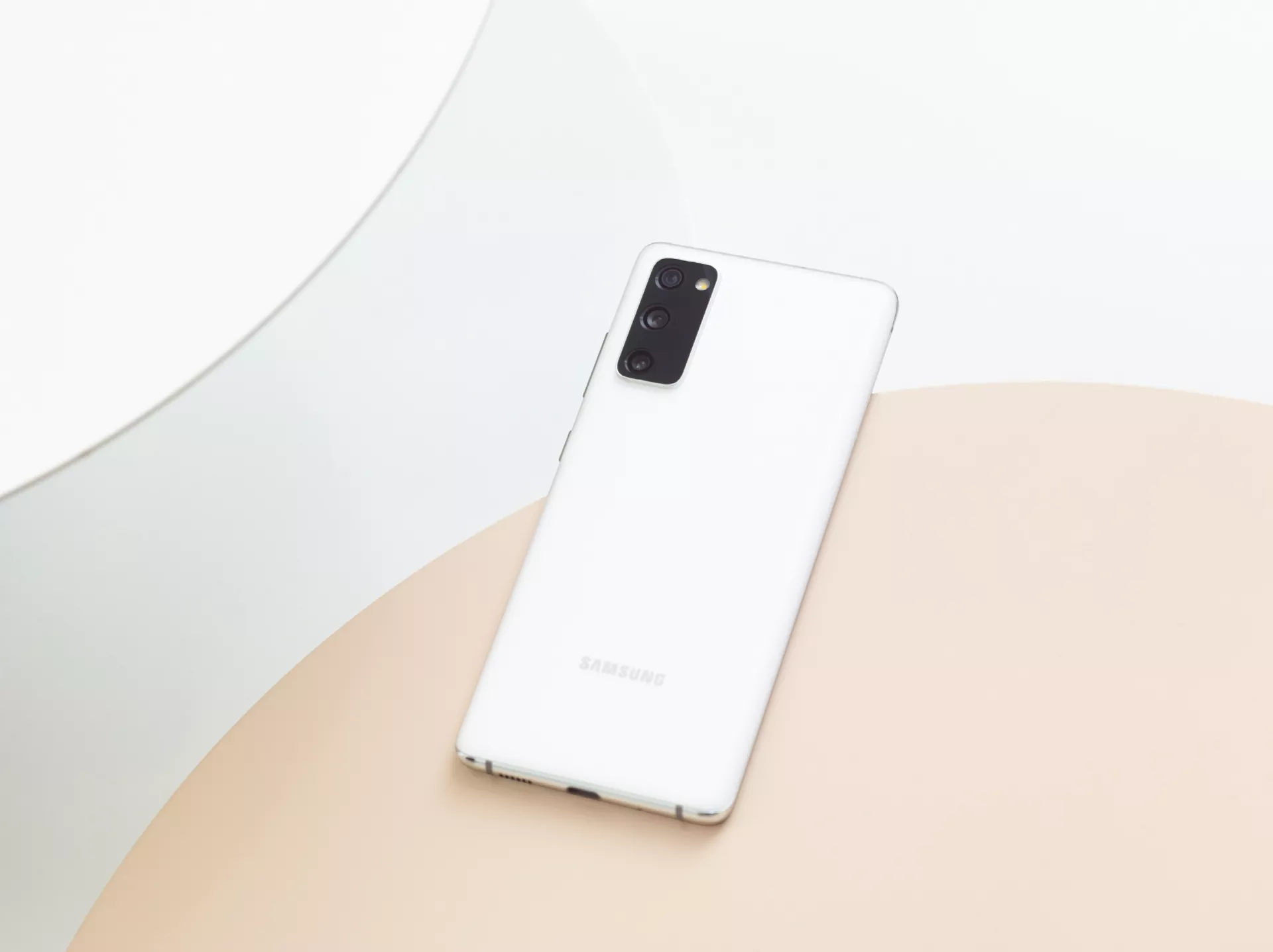 Samsung Galaxy S20 FE уже собирает предзаказы в России