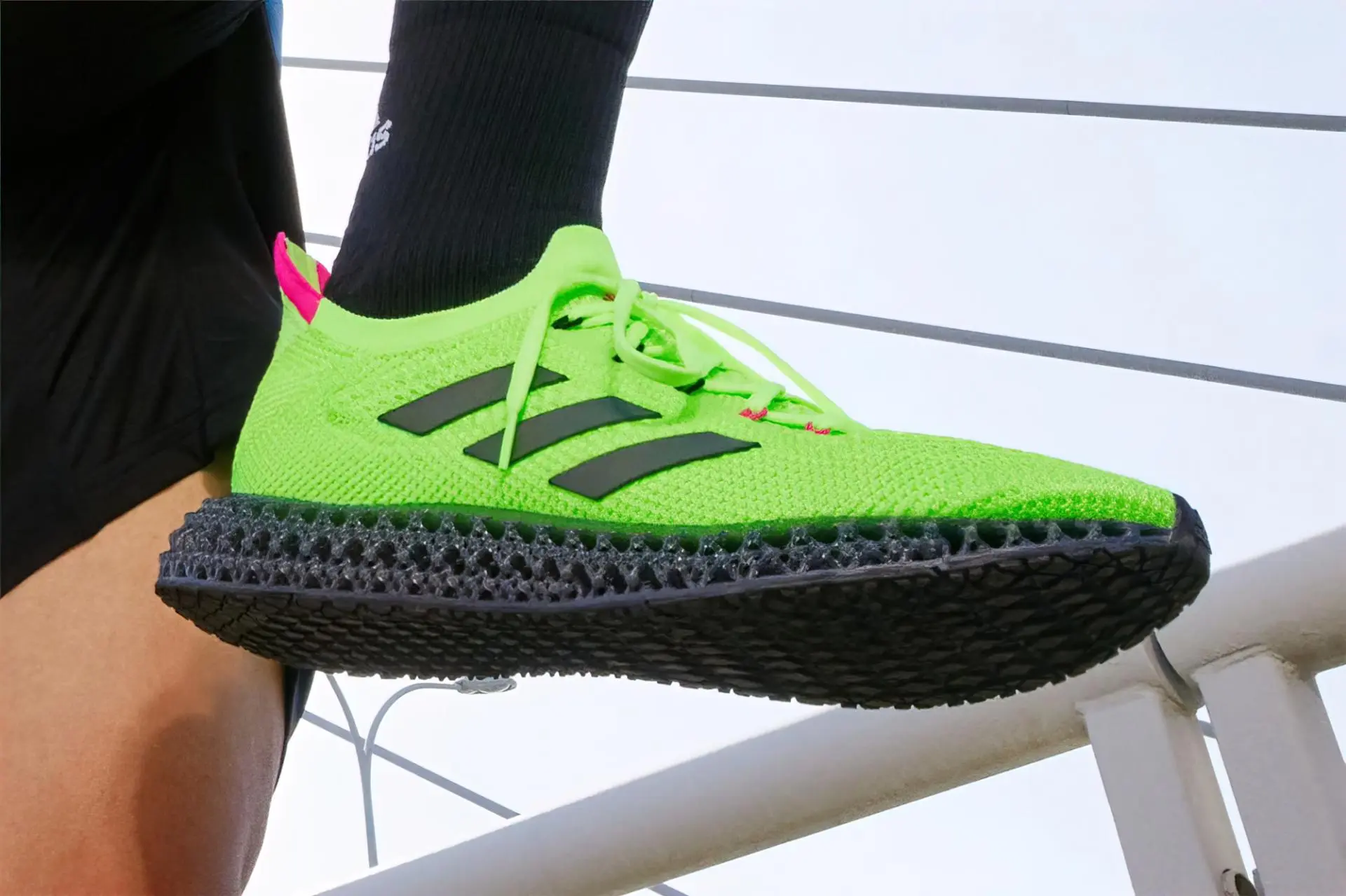 Adidas 4DFWD появились в смелом кричащем зелёном цвете
