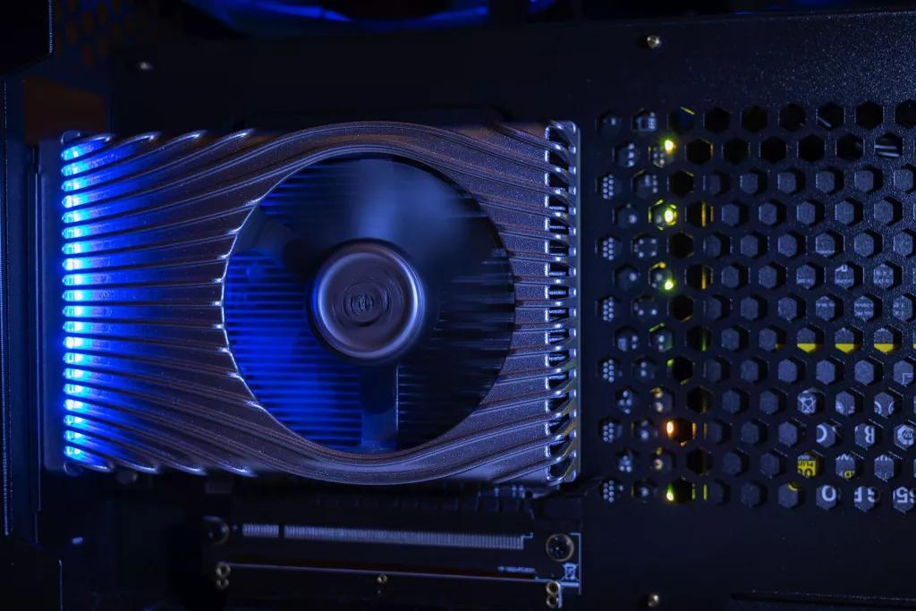 Intel заготовила видеокарту, которая не уступает AMD, но слегка отстаёт от NVIDIA