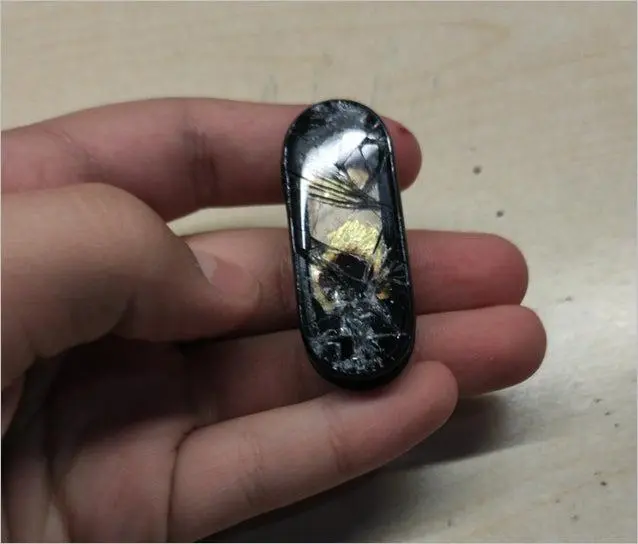 Xiaomi Mi Band 5 взорвался во время зарядки