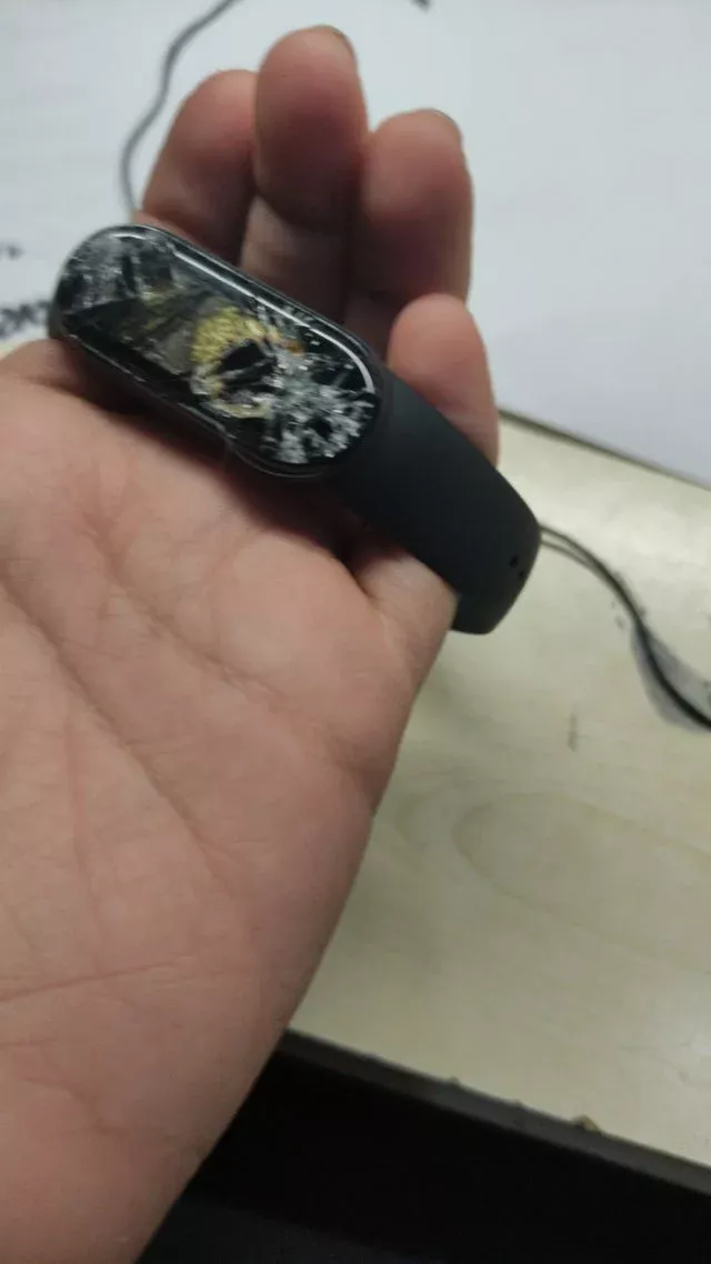 Xiaomi Mi Band 5 взорвался во время зарядки