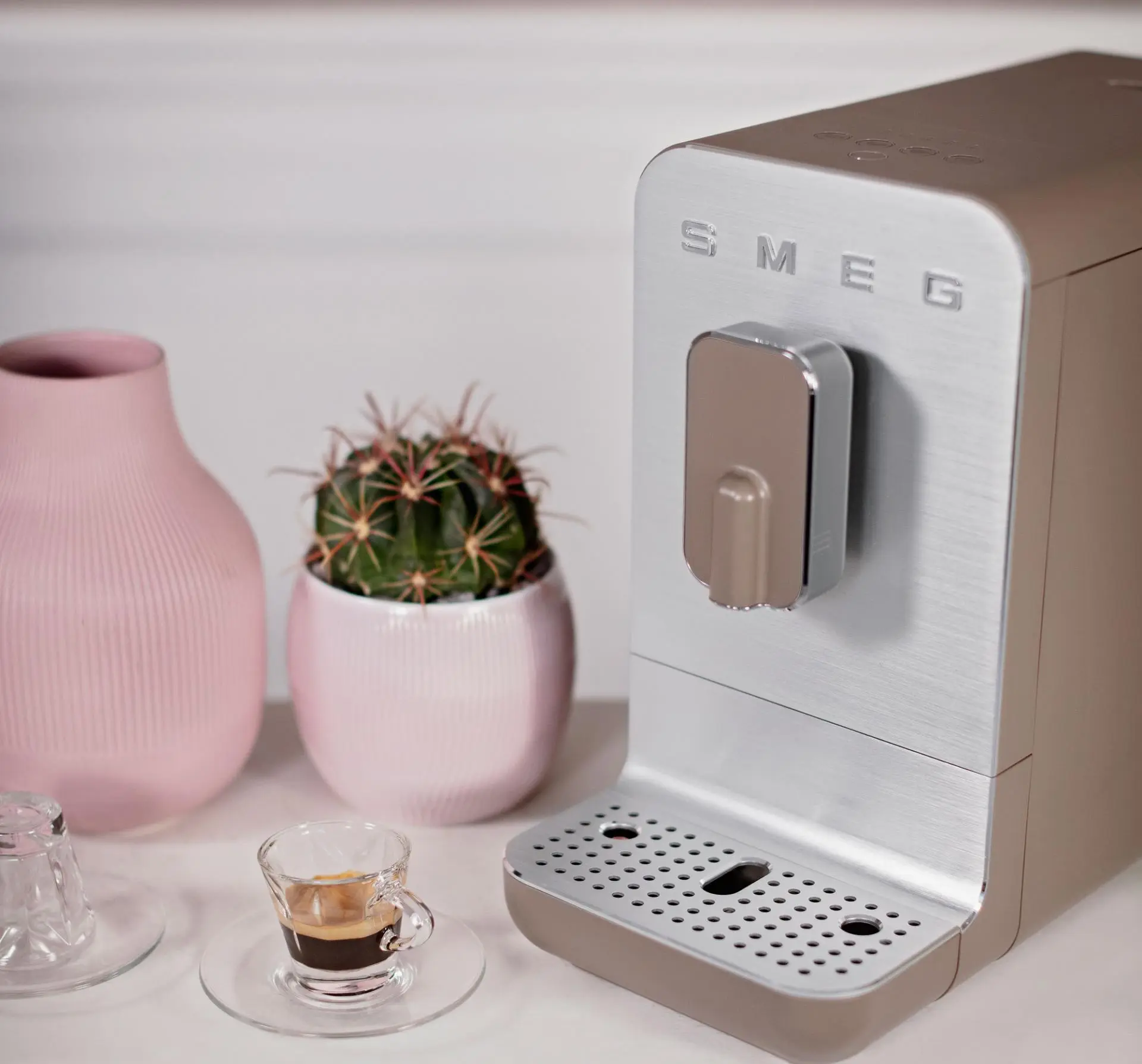 Новый взгляд на старые традиции. Компания Smeg выпустила новые автоматические кофемашины
