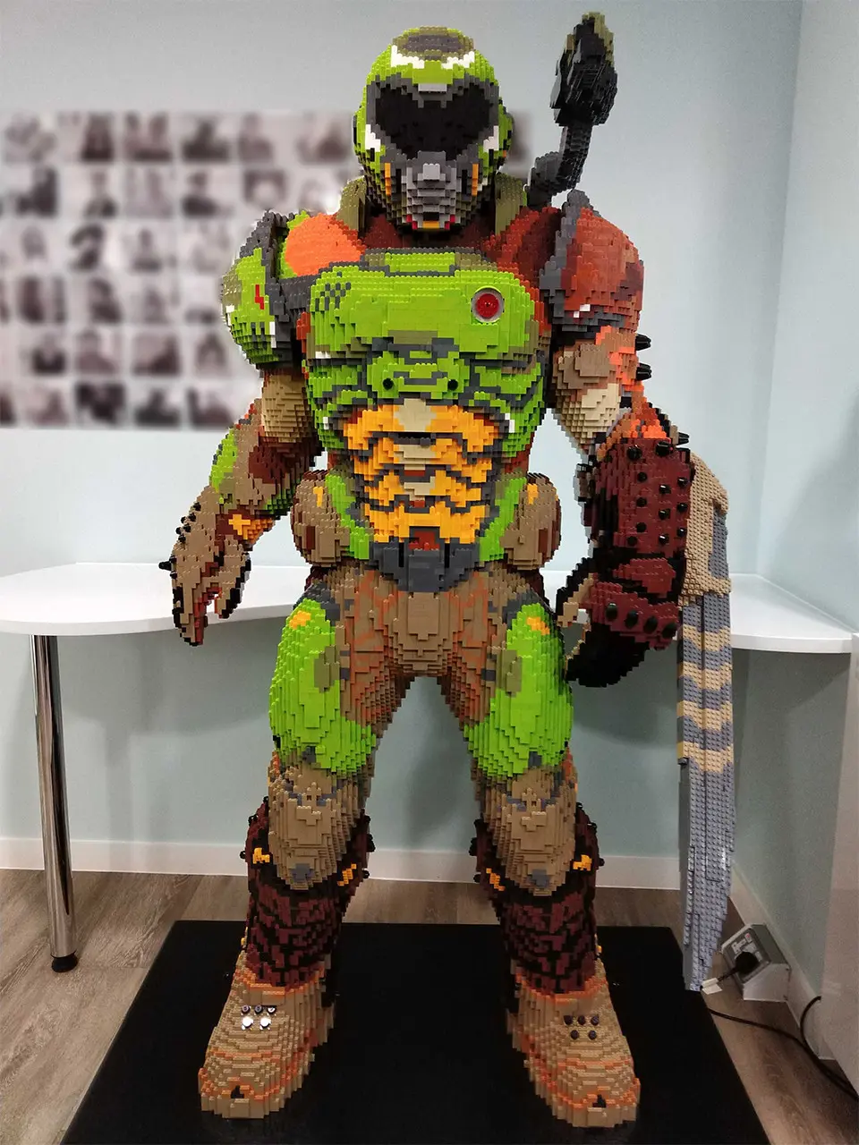 Команда энтузиастов собрала из конструктора Палача Рока из Doom в натуральную величину