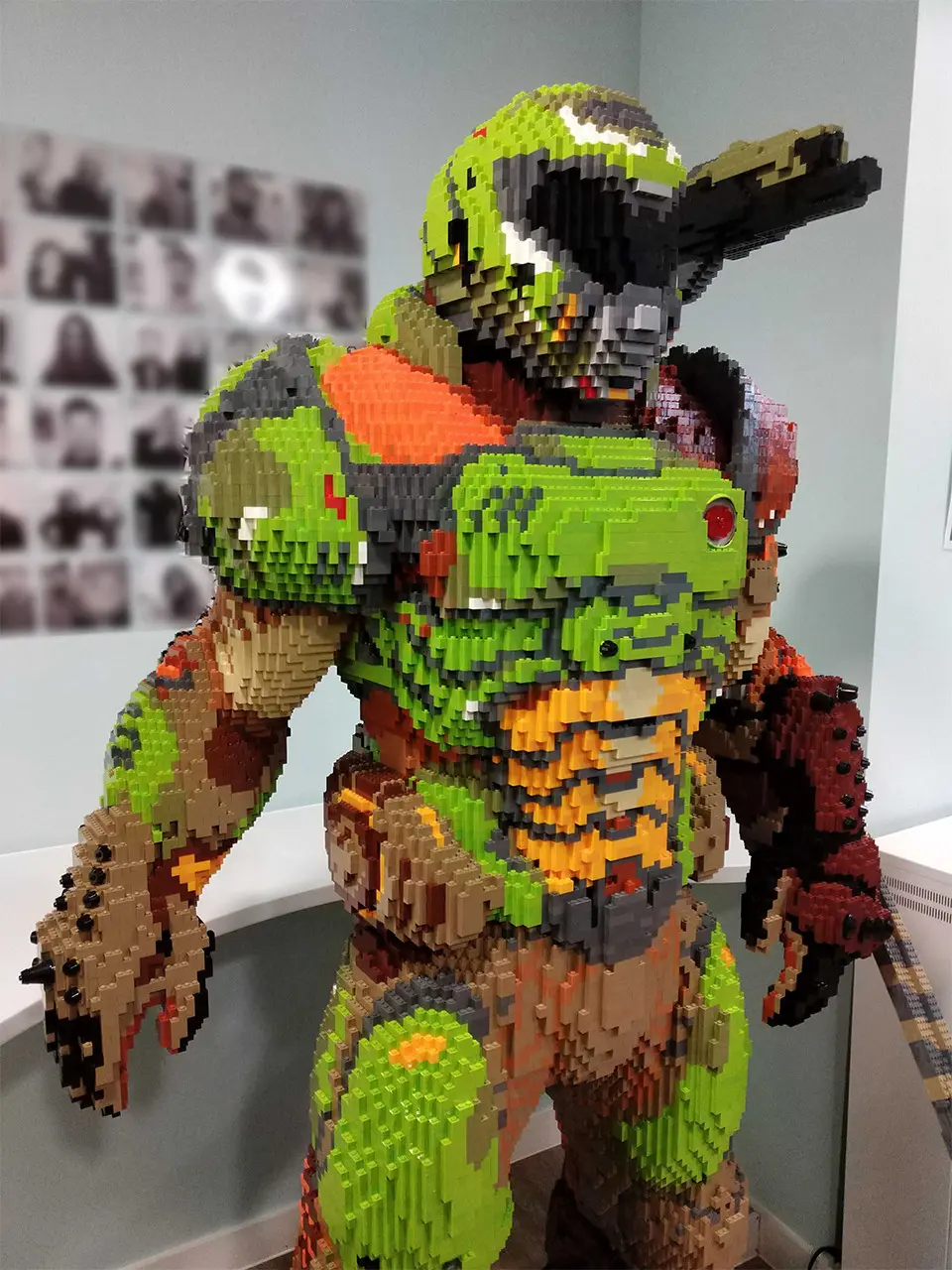 Команда энтузиастов собрала из конструктора Палача Рока из Doom в натуральную величину