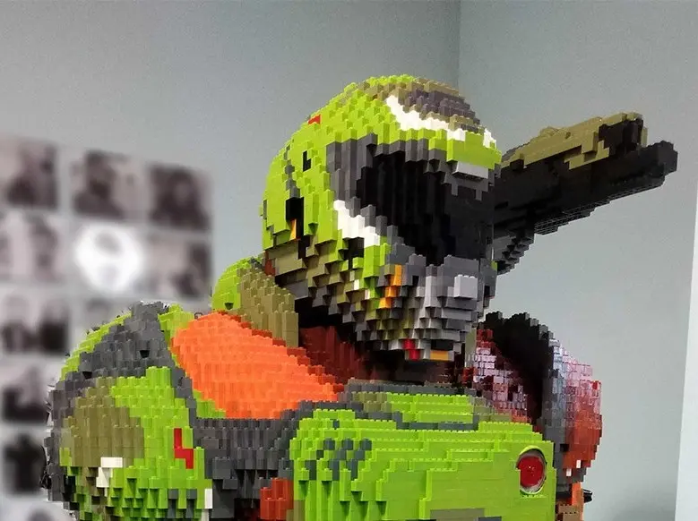 Команда энтузиастов собрала из конструктора Палача Рока из Doom в натуральную величину