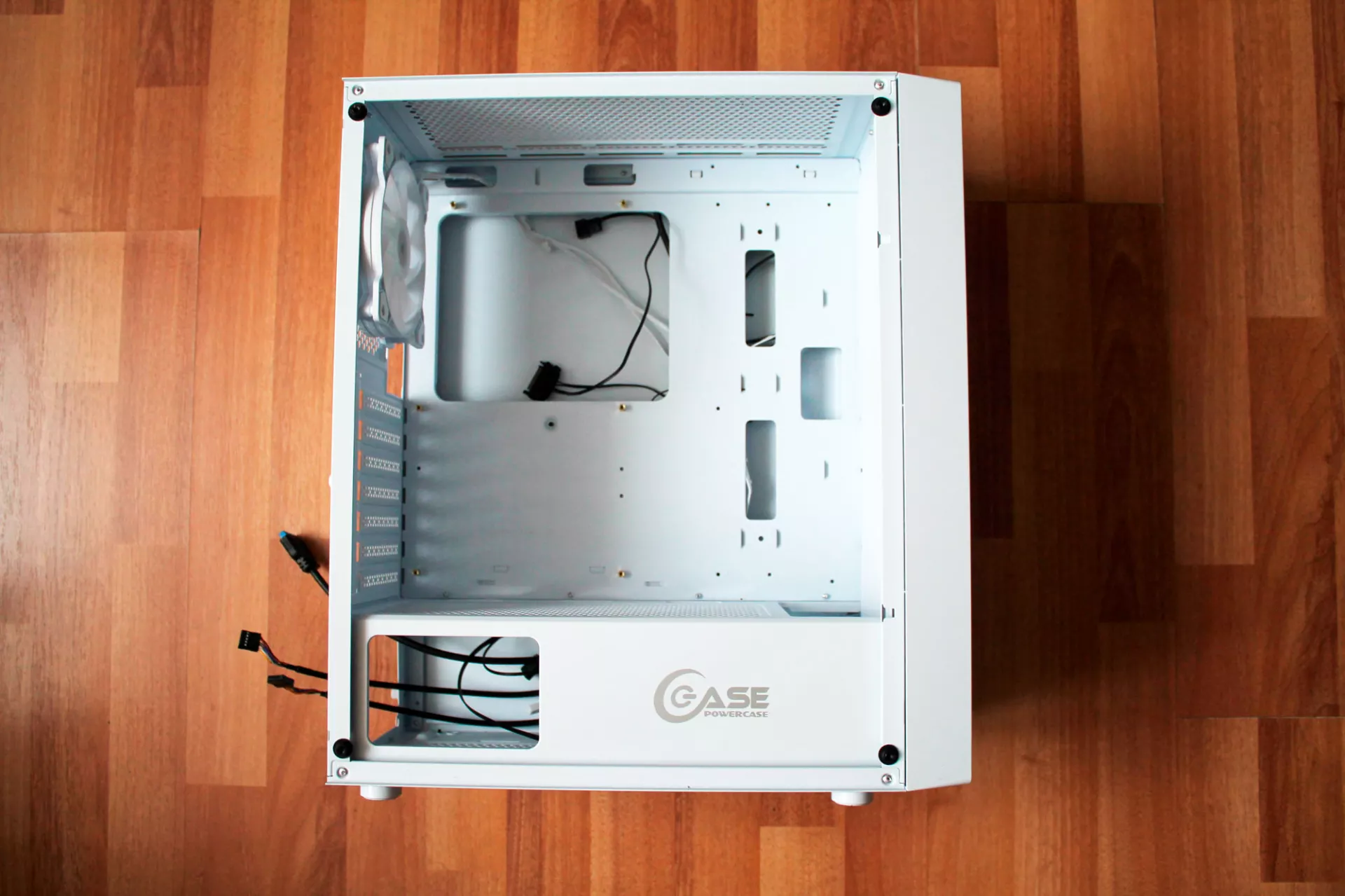 Powercase mistral evo air. POWERCASE Mistral EVO White. Корпус POWERCASE Mistral c4b. Корпус POWERCASE Mistral EVO White. Mistral EVO Black корпус.