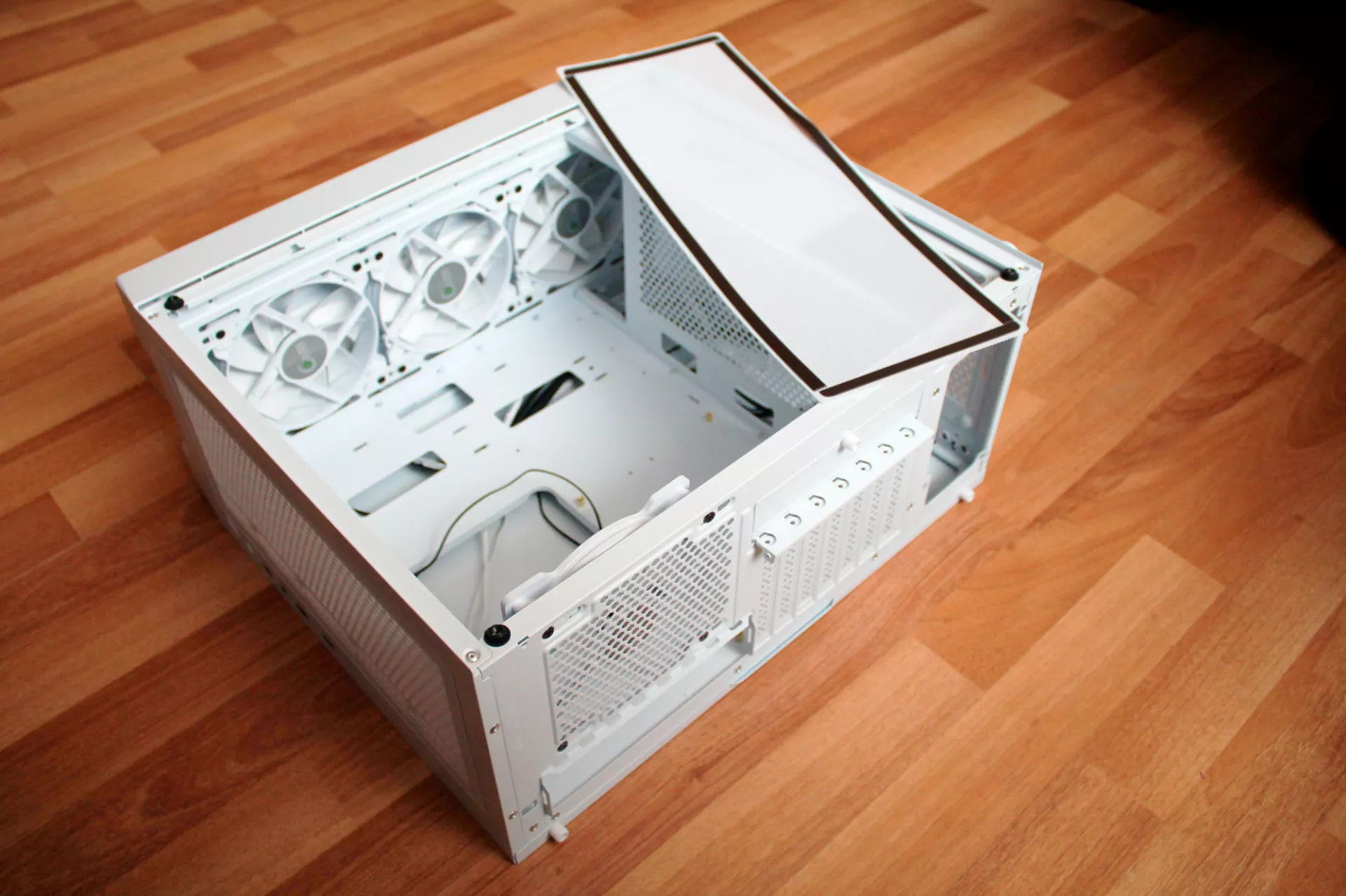 Powercase mistral evo air. POWERCASE Mistral EVO White. POWERCASE Mistral EVO. Корпус компьютера POWERCASE Mistral EVO White. Корпус для ПК POWERCASE Mistral EVO White (ATX, 4x120mm, ARGB).