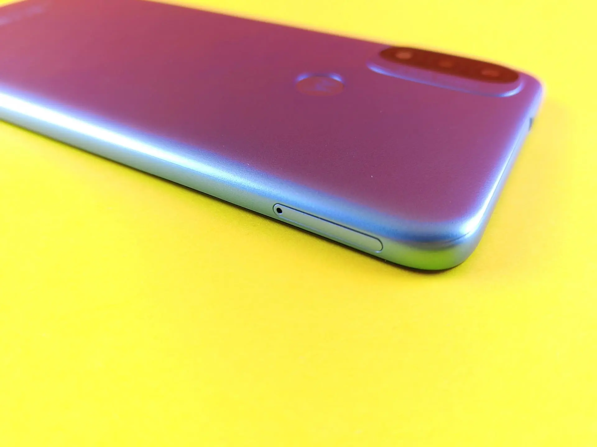 Обзор смартфона Moto E20 – когда Ты пчела, я&nbsp;– пчеловод…