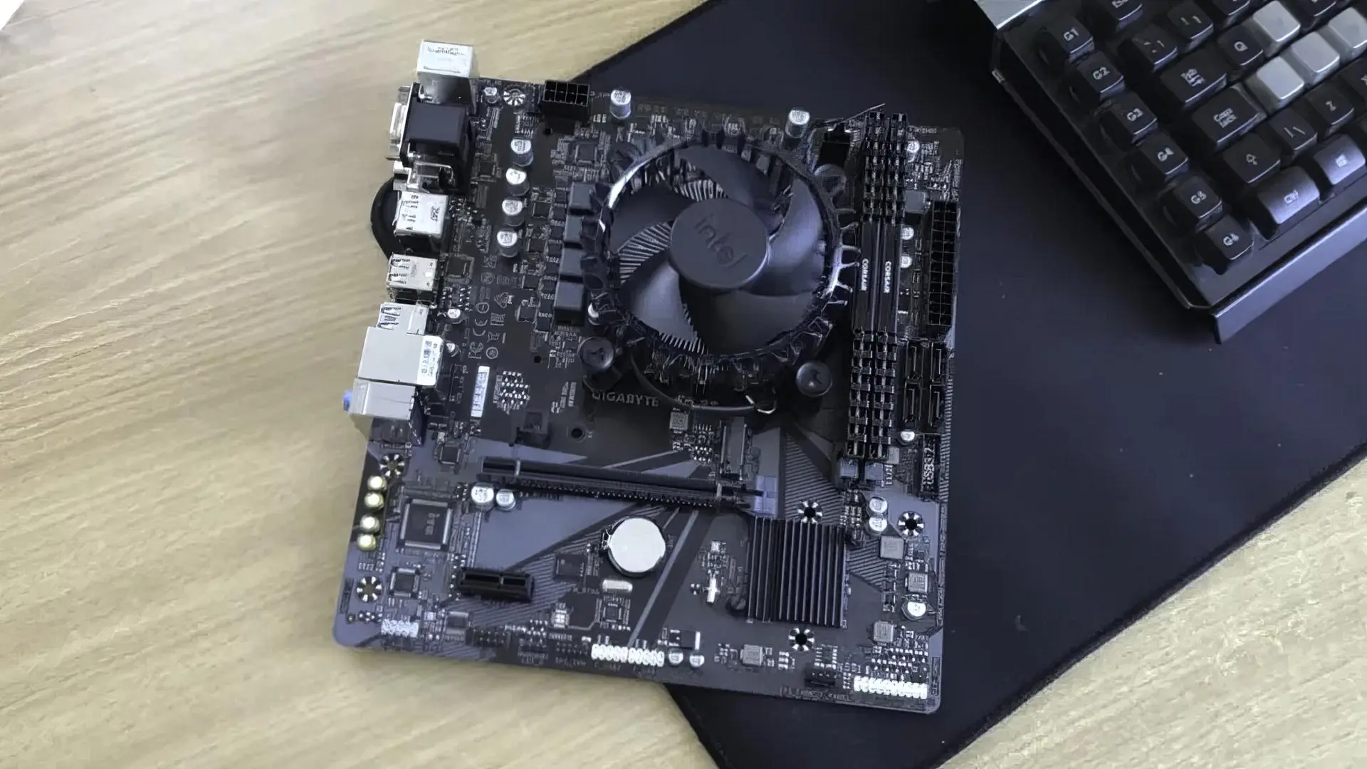 Дешёвый Intel Celeron G6900 проверили в топовых AAA-играх