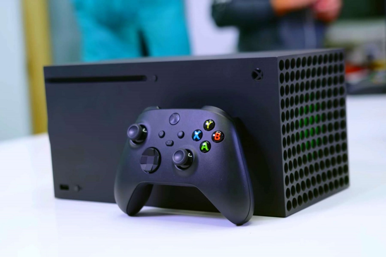 Инженер собрал двухметровую работающую Xbox Series X