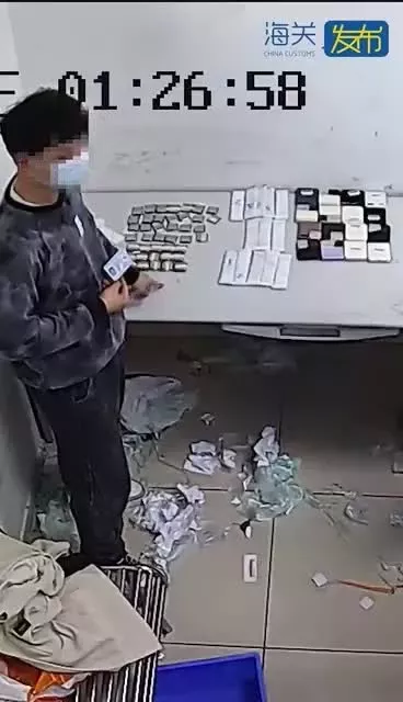 Как предприимчивый малец попытался через таможню пронести 160 процессоров и 16 телефонов