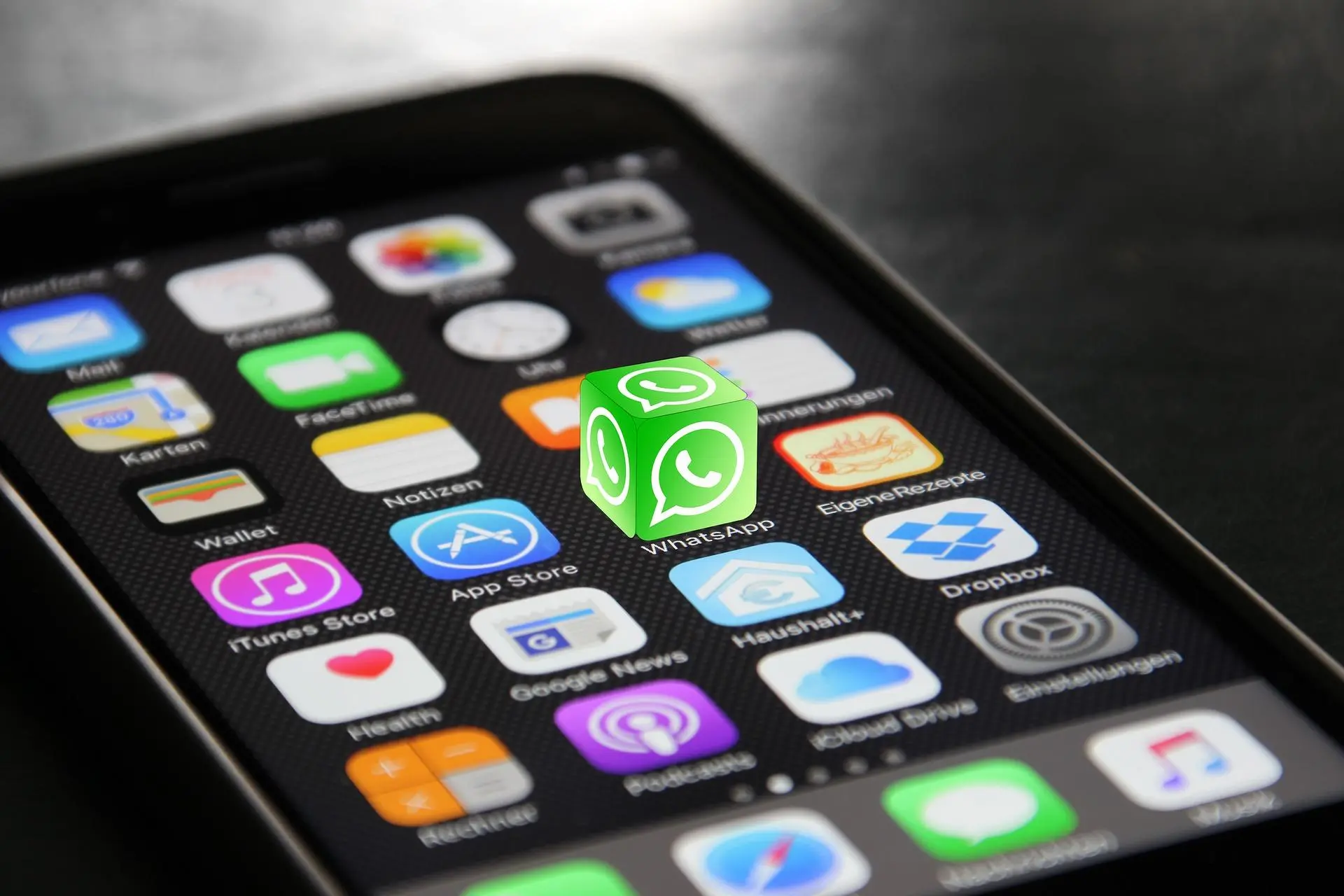 В WhatsApp скоро появятся реакции на сообщения