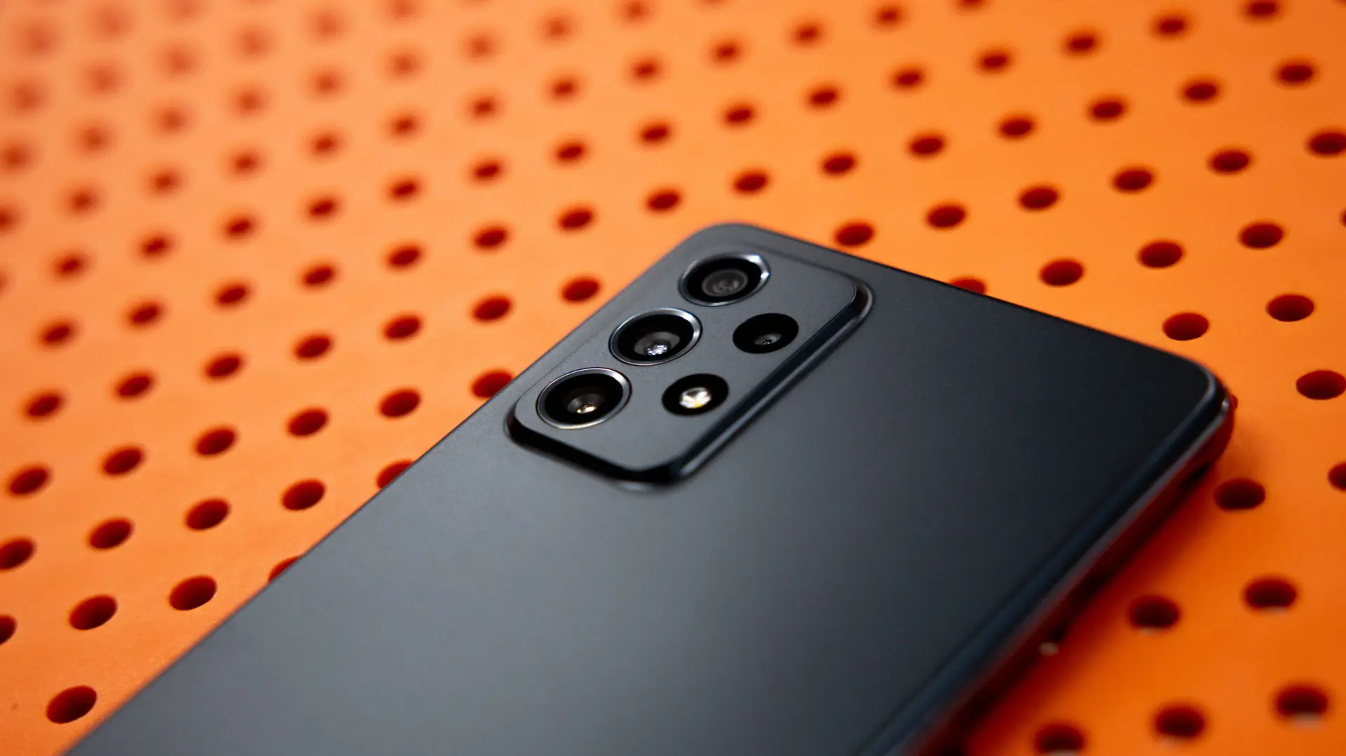 Samsung улучшает качество связи на бюджетных и старых смартфонах