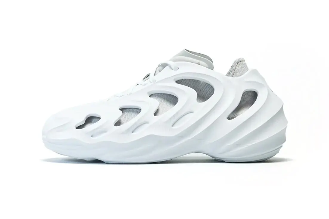 Новые кроссовки Adidas adiFOM Q полностью в белом