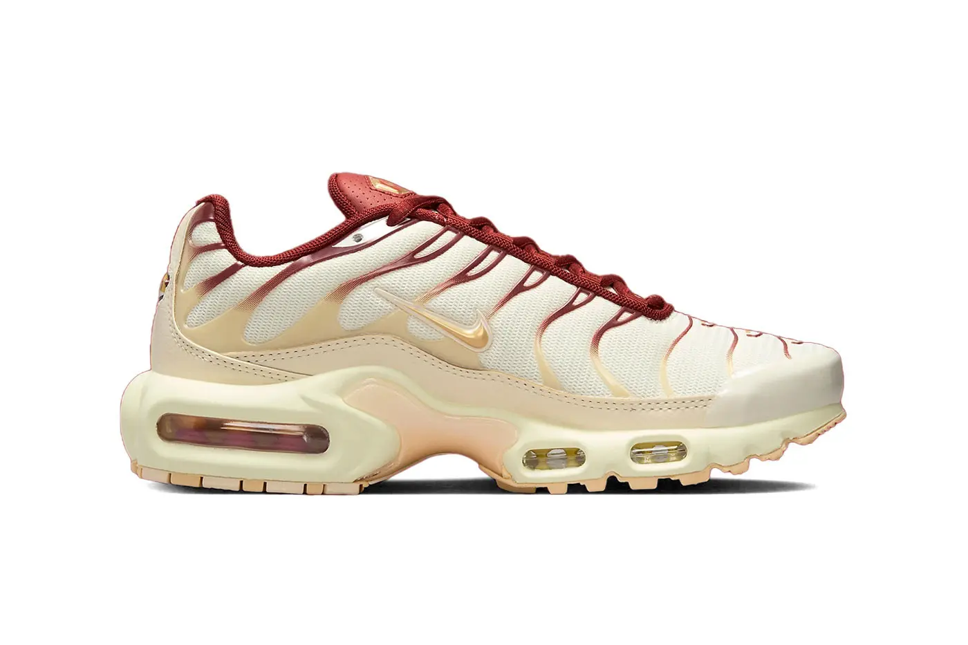 Nike Air Max Plus выходят в цвете Sail/Team Red