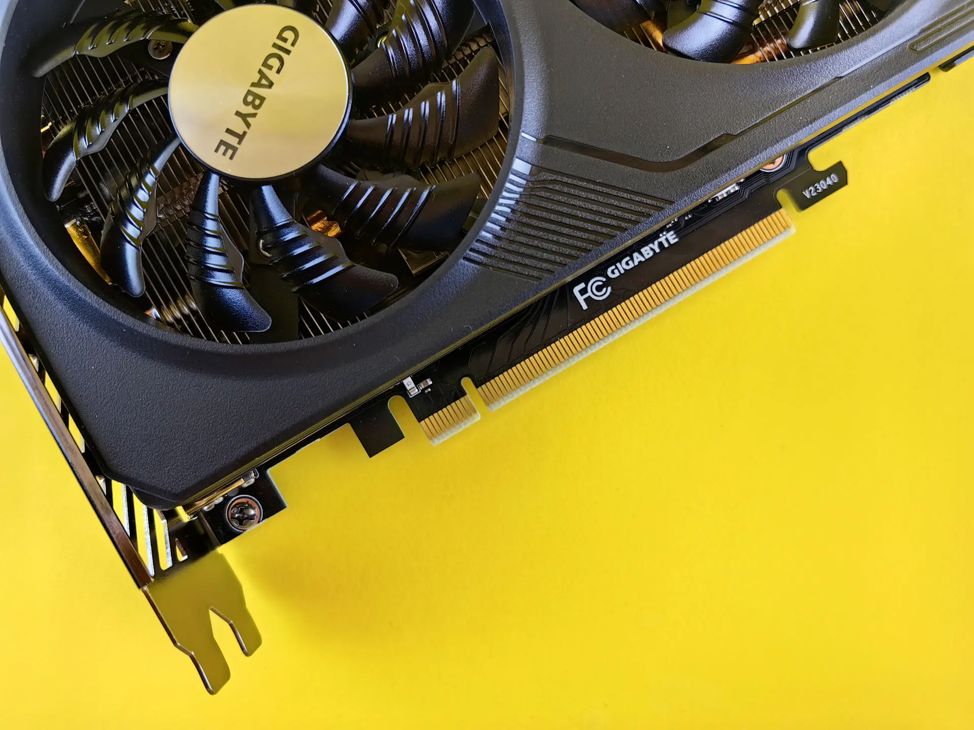 Материнская плата GIGABYTE может выдержать видеокарту до 58 кг
