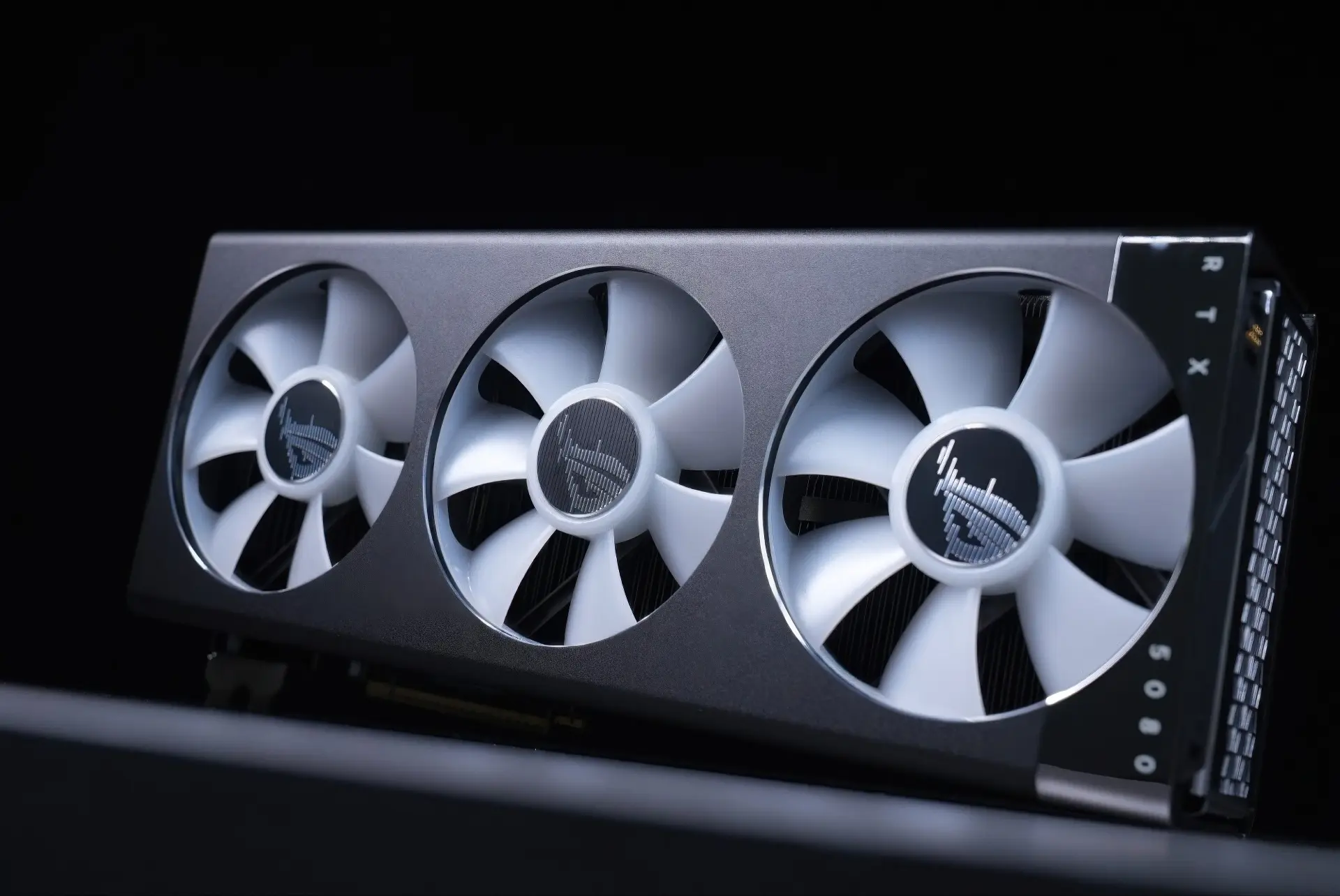 GeForce RTX 5080 со сменными вентиляторами уже продаётся в Китае