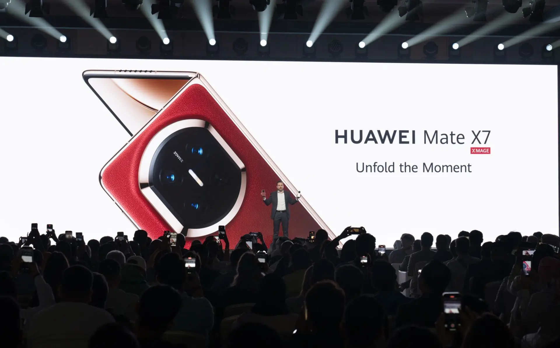 HUAWEI представила складной Mate X7 и часы с золотом и подводным сонаром
