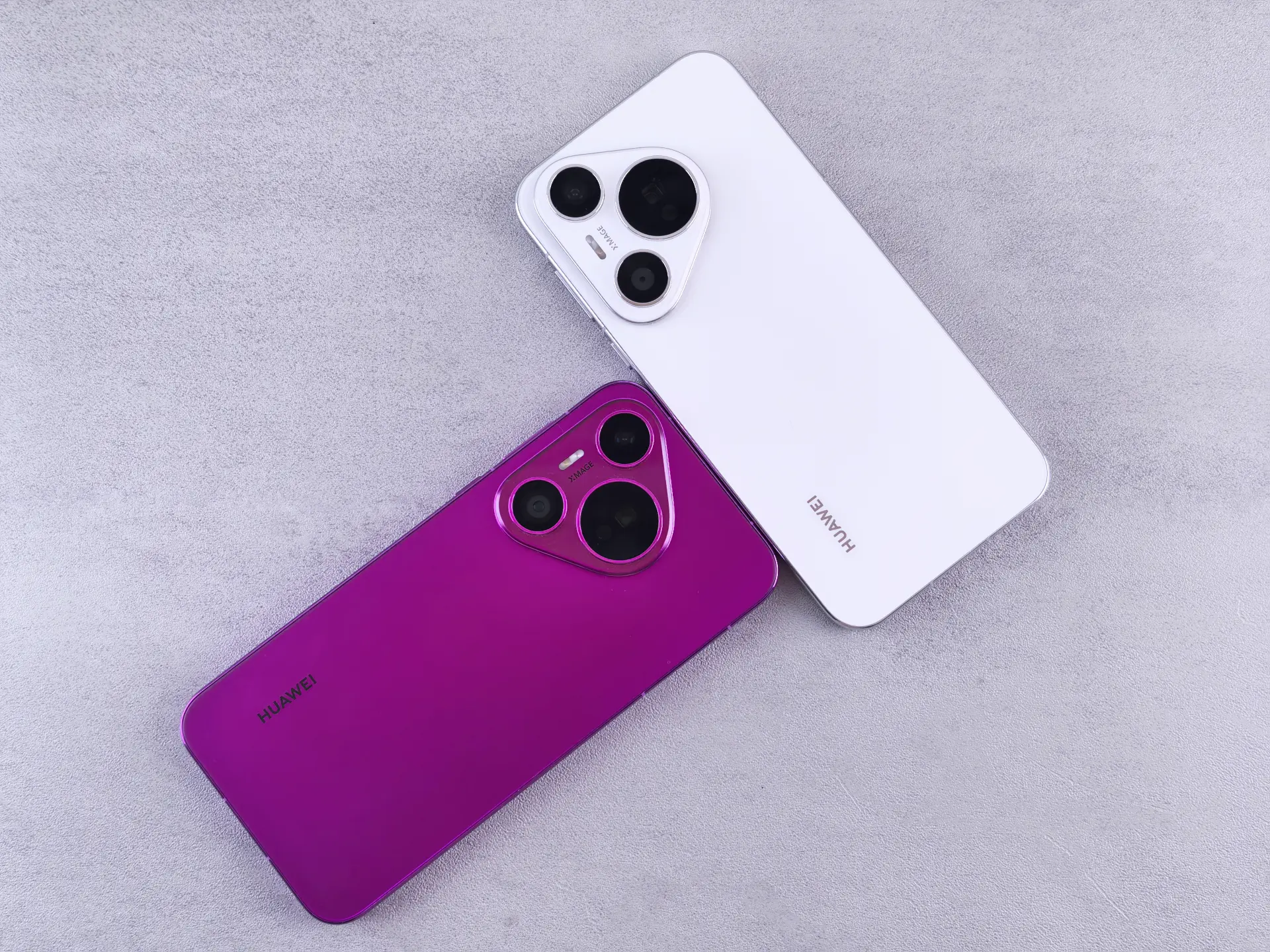 Белый и розовый смартфоны HUAWEI Pura 70