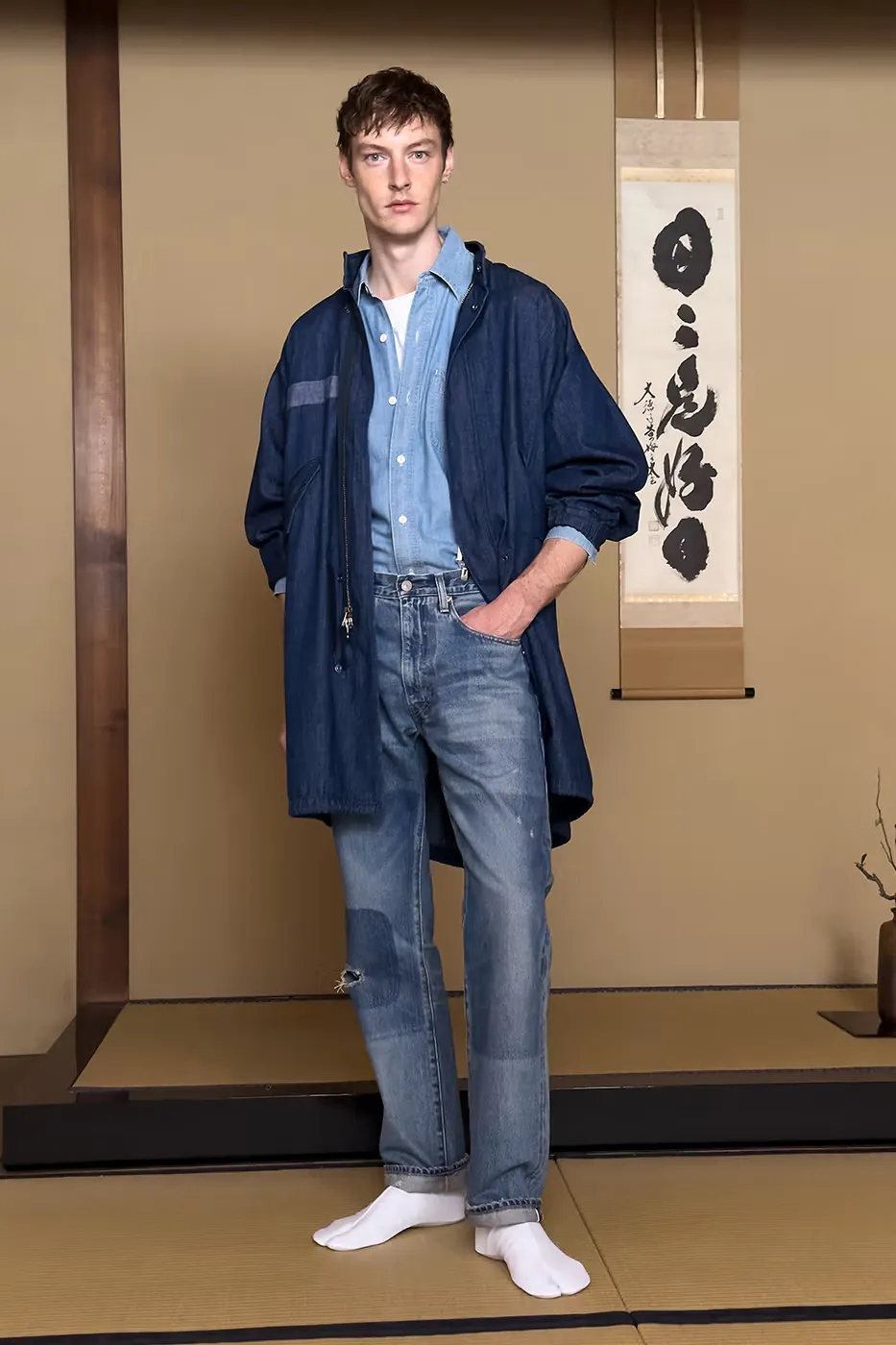 Модель в джинсах Marker Loose и куртке Type I Jacket из коллекции Levi’s Blue Tab